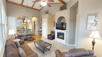 Smart TV, chimenea, reproductor de DVD y libros