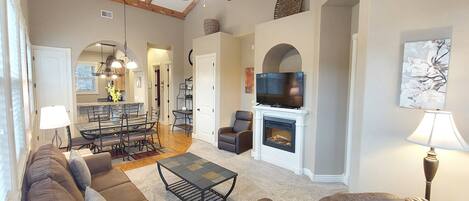 Smart-TV, Kamin, DVD-Player, Bücher