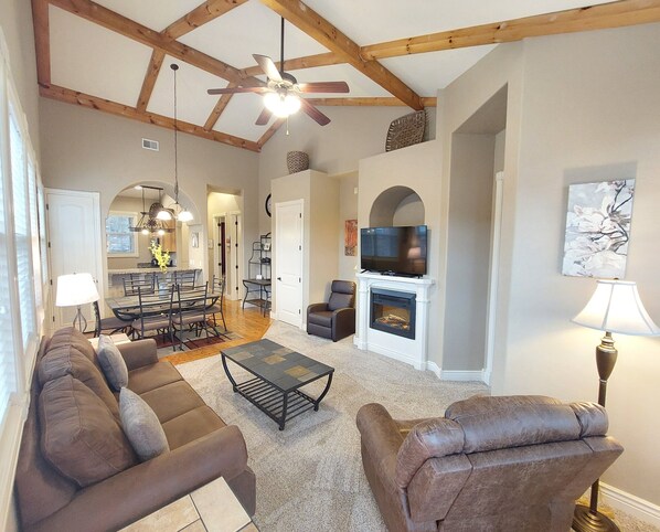 Smart-tv, eldstad, dvd-spelare och böcker