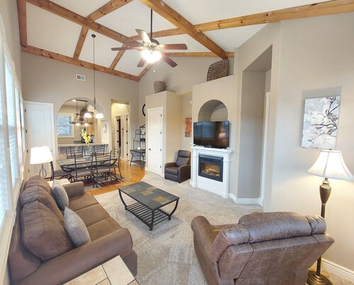 Paradise Point Walk-in Log Cabin by Silver Dollar City & Table Rock Lake!
