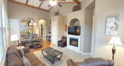 Paradise Point Walk-in Log Cabin by Silver Dollar City & Table Rock Lake!