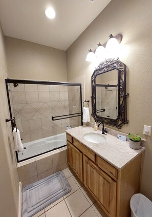 Shower, jetted bath, eco-friendly toiletries, hair dryer - Paradise Point Walk-in Log Cabin by Silver Dollar City & Table Rock Lake! (Branson)