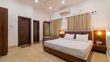 Premium Double Room | Desk, laptop workspace, free WiFi