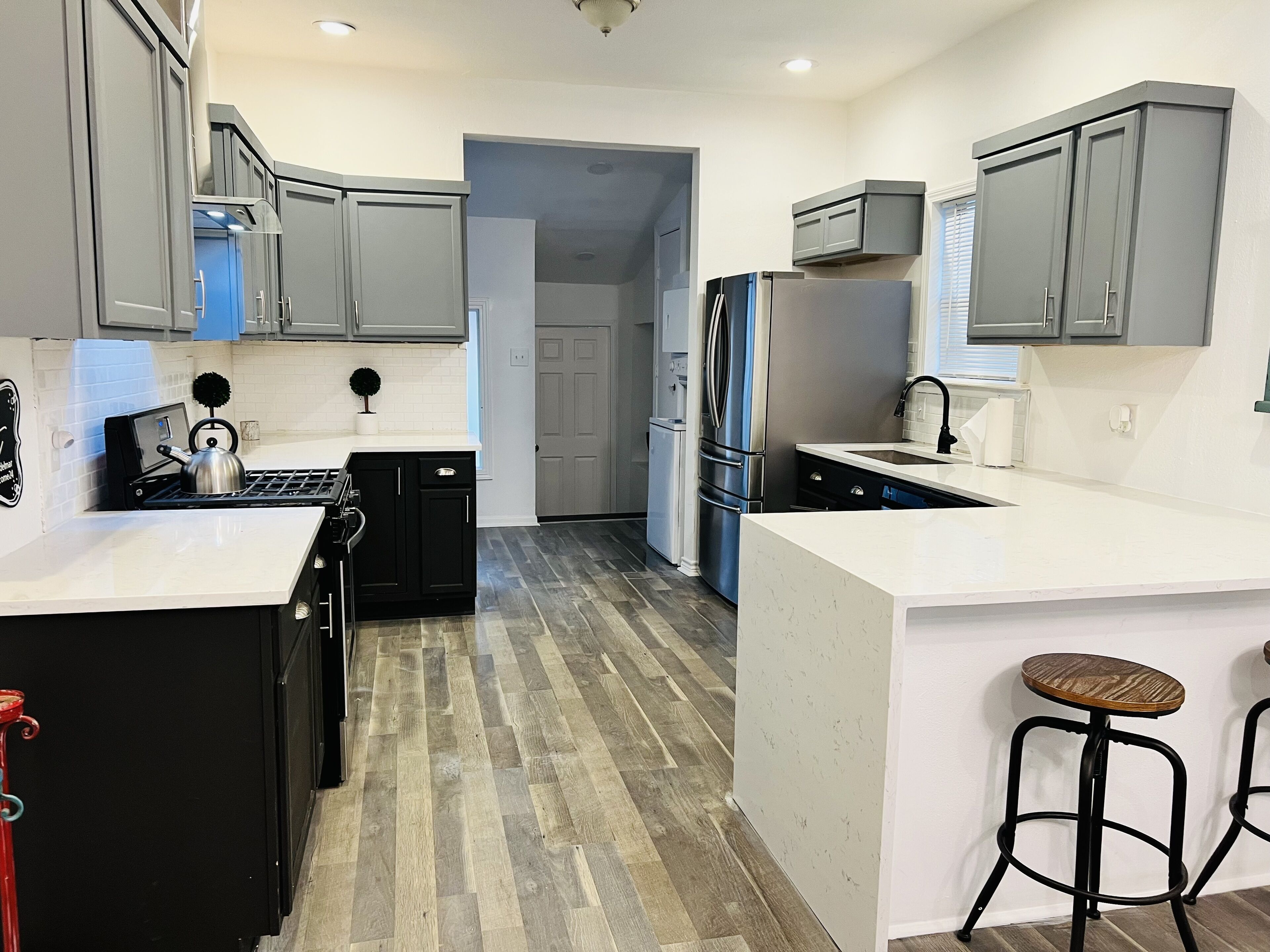 Geladeira, micro-ondas, fogão, cooktop