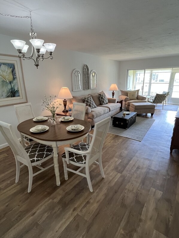 Interior - Lovely 2 bedroom condo 10mins to the beach !Close to shopping , dining and golf. (Naples)