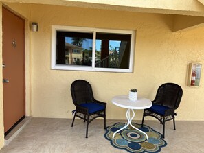 Outdoor dining - Lovely 2 bedroom condo 10mins to the beach !Close to shopping , dining and golf. (Naples)