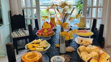 Buffet déjeuner gratuit tous les jours