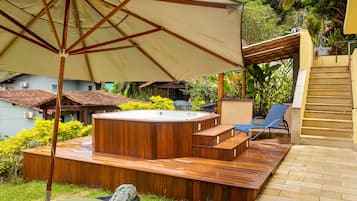 Jetted bathtub