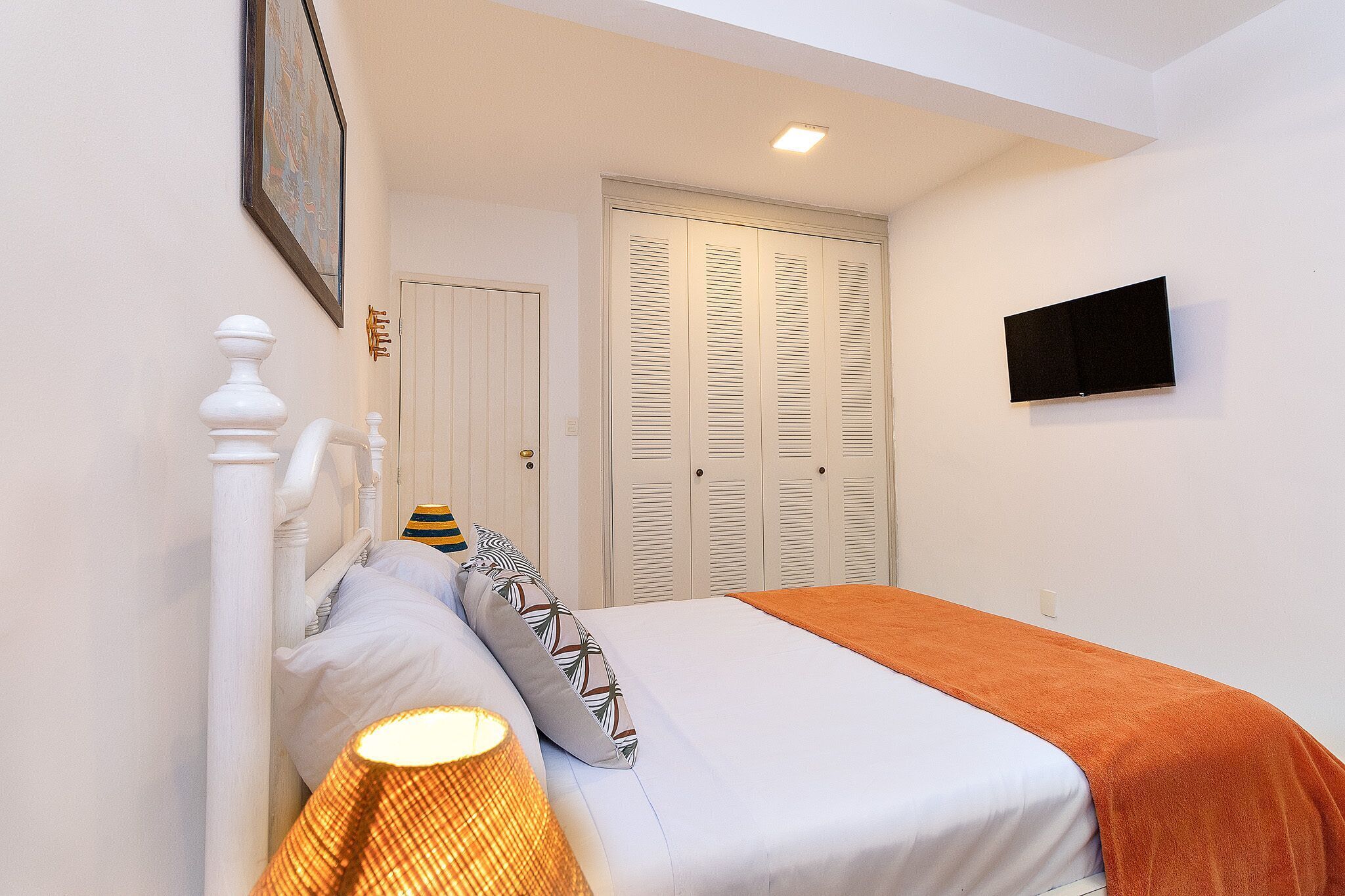Minibar, free WiFi, bed sheets