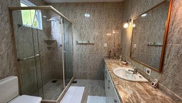 Deluxe Studio Suite | Bathroom | Free toiletries, hair dryer, towels, soap