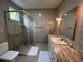 Suíte estúdio luxo | Banheiro | Produtos de toalete grátis, secador de cabelo, toalhas de banho 