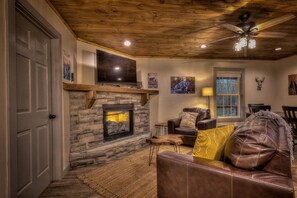 Smart-TV, Kamin, Videospiele, Tischfußball