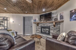 Smart-TV, Kamin, Videospiele, Tischfußball