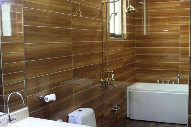 Une salle de bain équipée d’une douche, d’une baignoire et de toilettes.