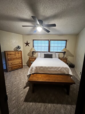 3 bedrooms, iron/ironing board, free WiFi, bed sheets - Minutes Away from Inn of the Mountain Gods Resort & Casino and Grindstone Lake (Ruidoso)
