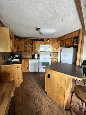 Private kitchen - Minutes Away from Inn of the Mountain Gods Resort & Casino and Grindstone Lake (Ruidoso)