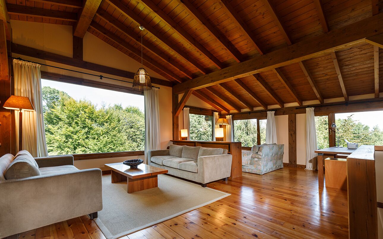 Casa de campo Confort, balcón, vista al jardín | Área de sala de estar | Televisión de pantalla plana y chimenea 