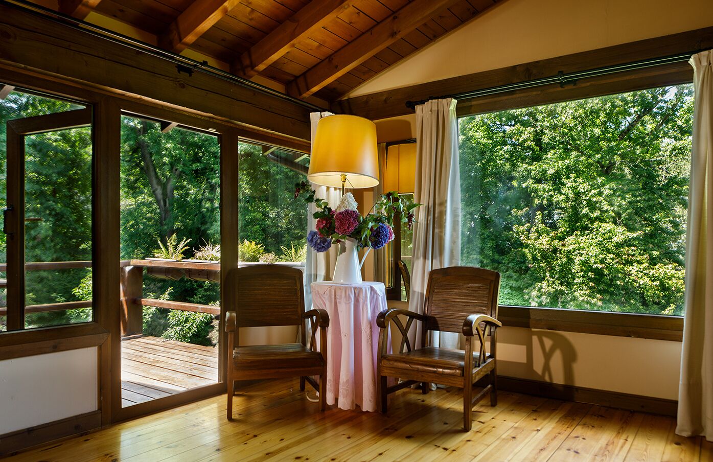 4 makuuhuonetta, untuvapeitot, Select Comfort -patjalliset sängyt