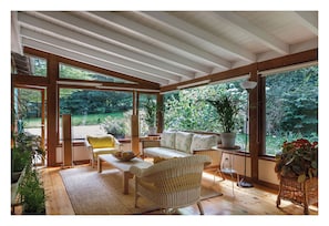 Chaumière Confort, balcon, vue sur le jardin | Aire de séjour