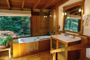 Comfort Cottage, Balcony, Garden View | Bathroom | Towels