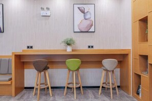 Business center - Kaise Hotel (Lijiang Bailong Square Branch) (Lijiang)