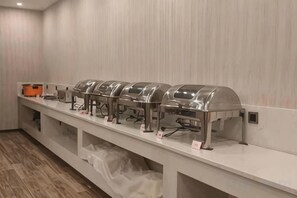 En buffet med flere selvbetjeningsstationer.