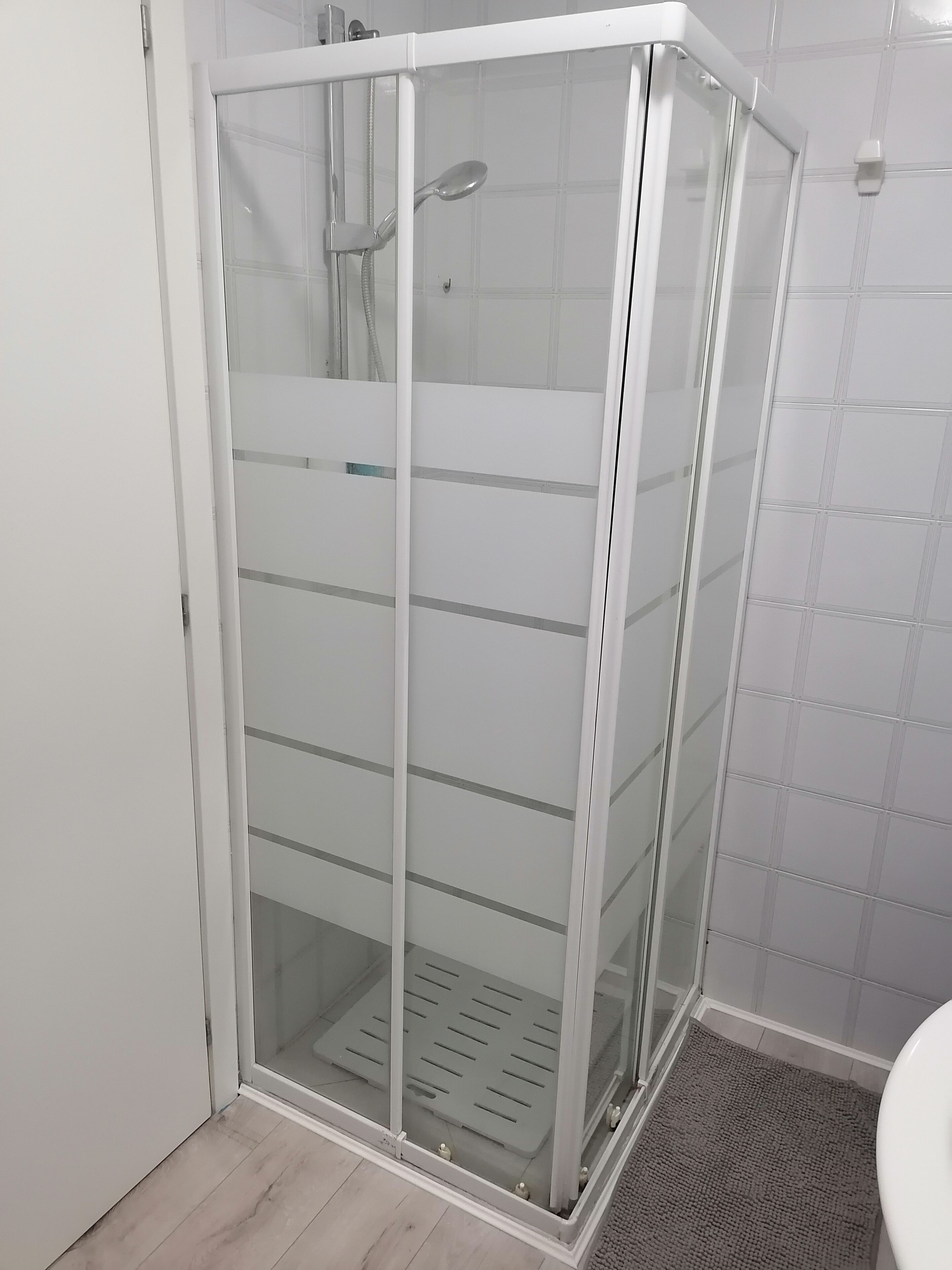 Ducha, secador de pelo, bidet, toallas