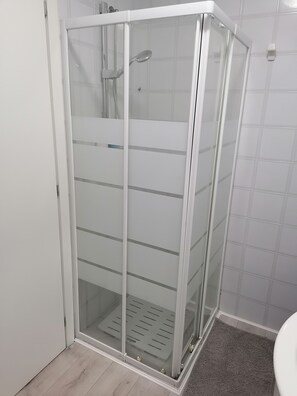 Ducha, secador de pelo, bidé y toallas