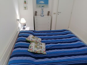 1 Schlafzimmer, Schreibtisch, schallisolierte Zimmer