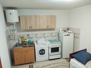 Kühlschrank, Ofen, Herdplatte, Wasserkocher mit Kaffee-/Teezubehör