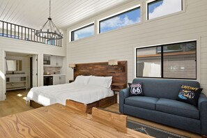 Premium bedding, down comforters, laptop workspace, free WiFi - Village Camp Flagstaff (Flagstaff)