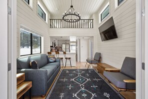 Cabaña | Área de sala de estar | Smart TV de 40 pulgadas con canales digitales