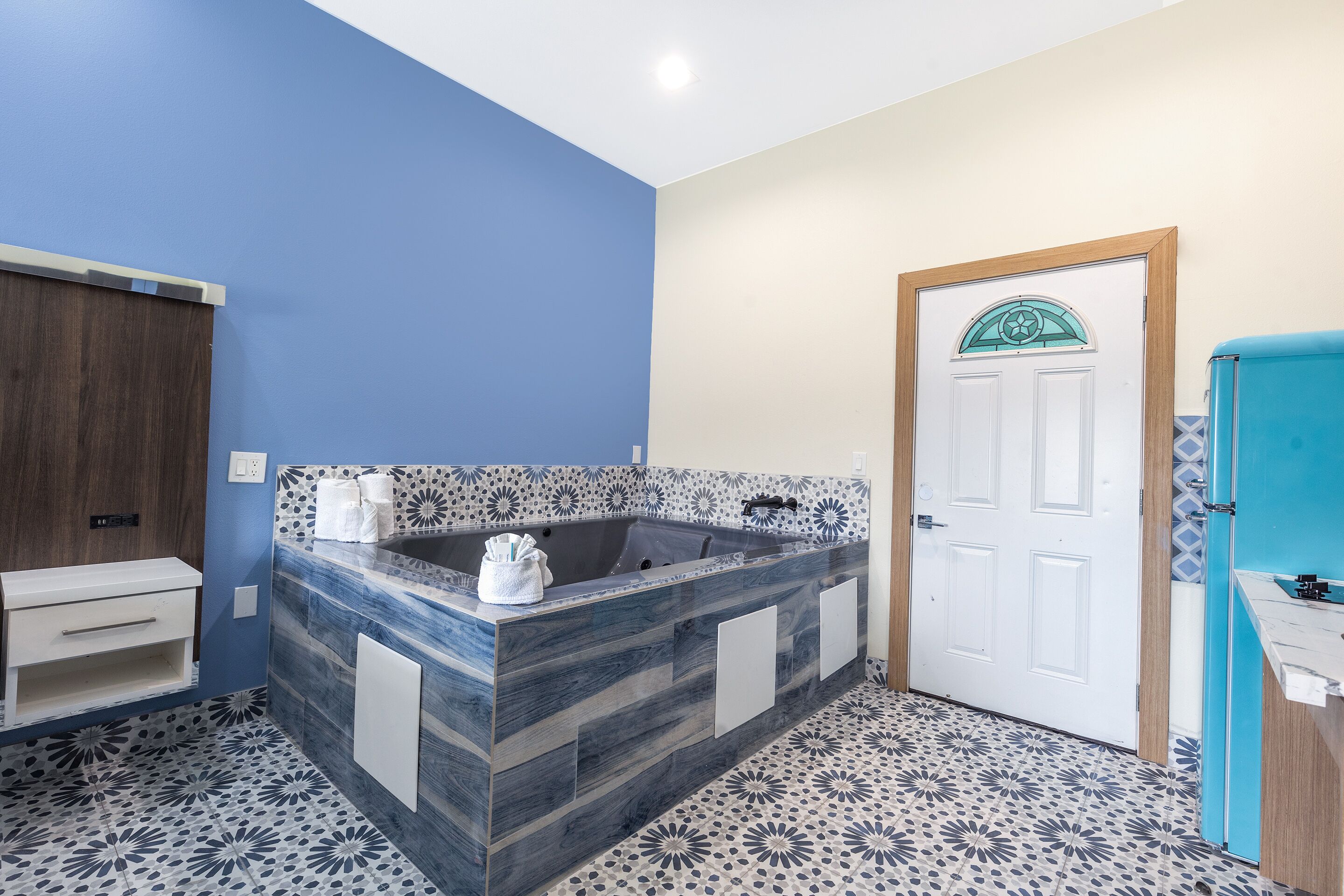 Room, 1 King Bed, Jetted Tub | Jetted tub