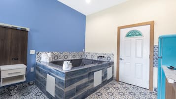 Room, 1 King Bed, Jetted Tub | Jetted tub