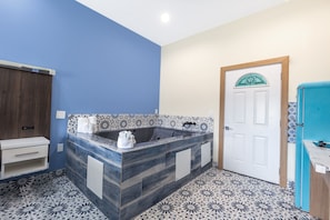 Room, 1 King Bed, Jetted Tub | Jetted tub - La Vyoma Villas, Westpark Hwy 6 (Houston)