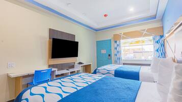 Habitación, 2 camas Queen size, cocineta | Escritorio, tabla de planchar con plancha, wifi gratis y ropa de cama