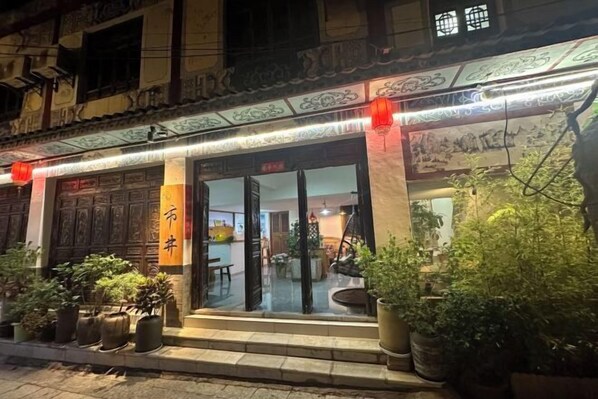 A traditional building with a tiled entrance and a signboard. - Shijing Homestay (Jianshui Ancient City Branch) (Jianshui)