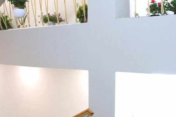 A multi-level interior with white walls and wooden railings. - Shijing Homestay (Jianshui Ancient City Branch) (Jianshui)
