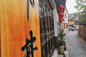 A narrow street with a wooden door and traditional Chinese decorations. - Shijing Homestay (Jianshui Ancient City Branch) (Jianshui)