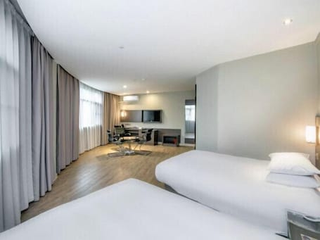 Room. Superior Hotel (Ziyuan Bus Station)