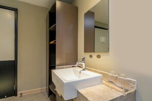 A modern bathroom with a white sink, a mirror, and a towel rack. - Superior Hotel (Ziyuan Bus Station) (Ziyuan)