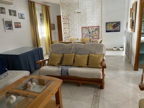 Televisor, llar de foc i llibres