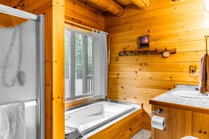 Combined shower/tub, jetted tub, hair dryer, towels