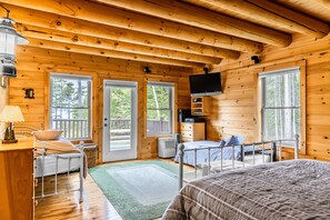 6 bedrooms, desk, iron/ironing board, travel cot