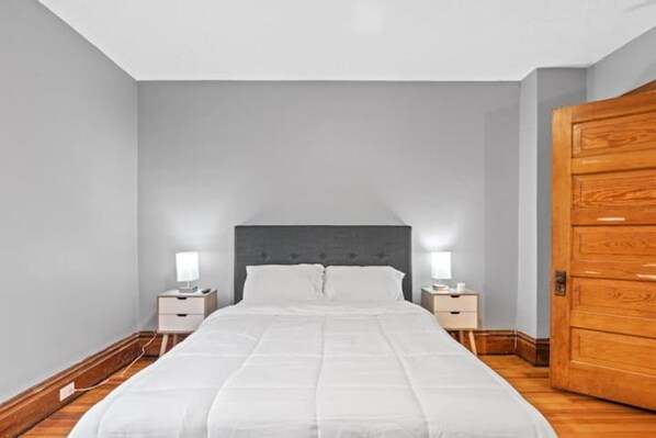 3 bedrooms, desk, WiFi, bed sheets