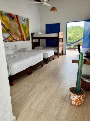 Escritorio, tabla de planchar con plancha, wifi gratis y ropa de cama 