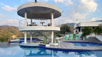 3 albercas al aire libre