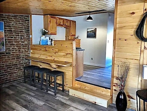Ravens Little Brick Lodge on Main, King, Living Rm, Kitchen, Grill, Dog ok