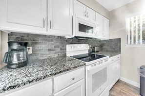 Fridge, microwave, oven, stovetop - 🐟Bikes Included-Cassine Gardens 273- Snowbirds! (Santa Rosa Beach)