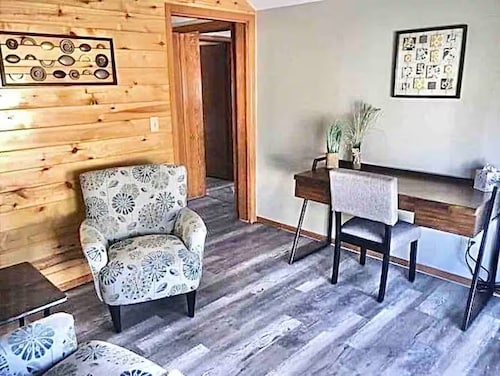 Ravens Avenue 4rm Suite on Main, king bdrm w/fireplace, patio w/grill, dog ok